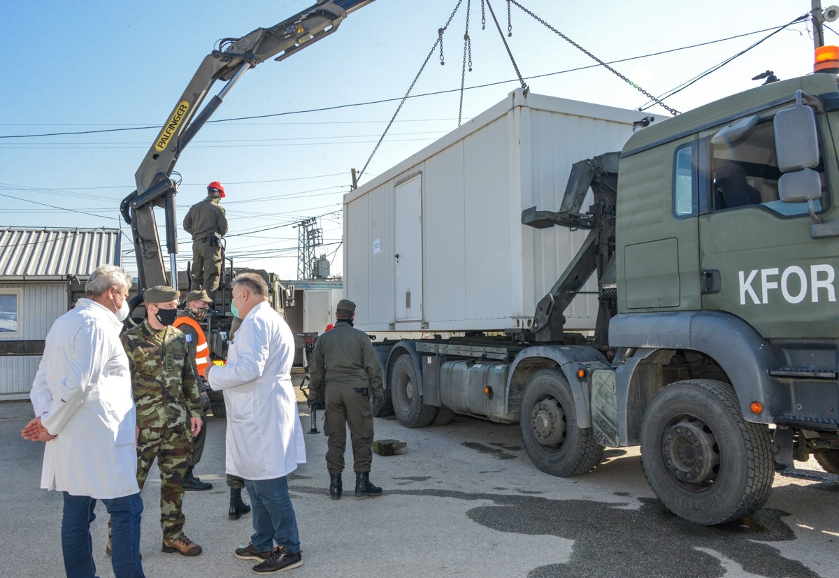 KFOR dhuron strehimore për të mbështetur hapësirat e testimit të koronavirusit