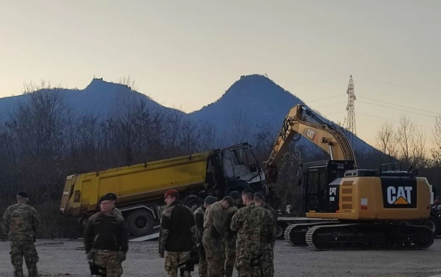 KFOR-i largon barrikadat e fundit në veri të Kosovës
