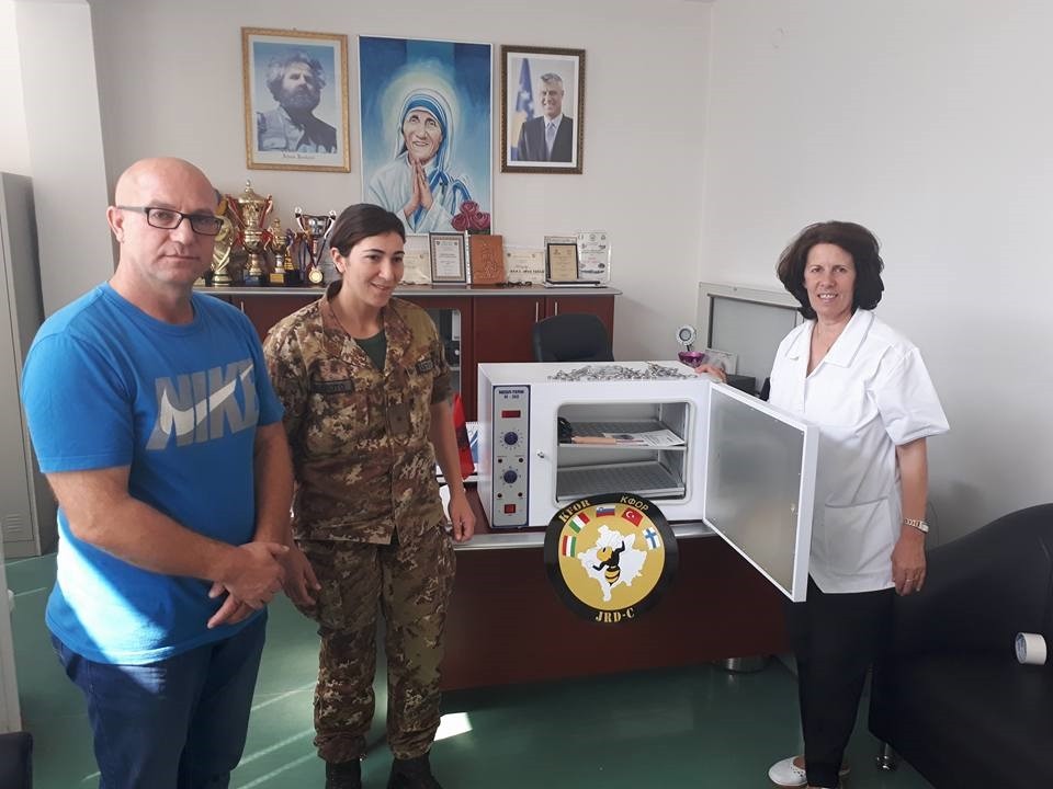 KFOR i dhuron pajisje mjekësore QKMF në Klinë