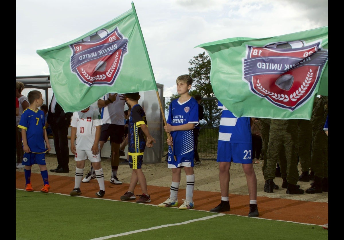 KFOR-i ndihmon në inaugurimin e fushës së futbollit