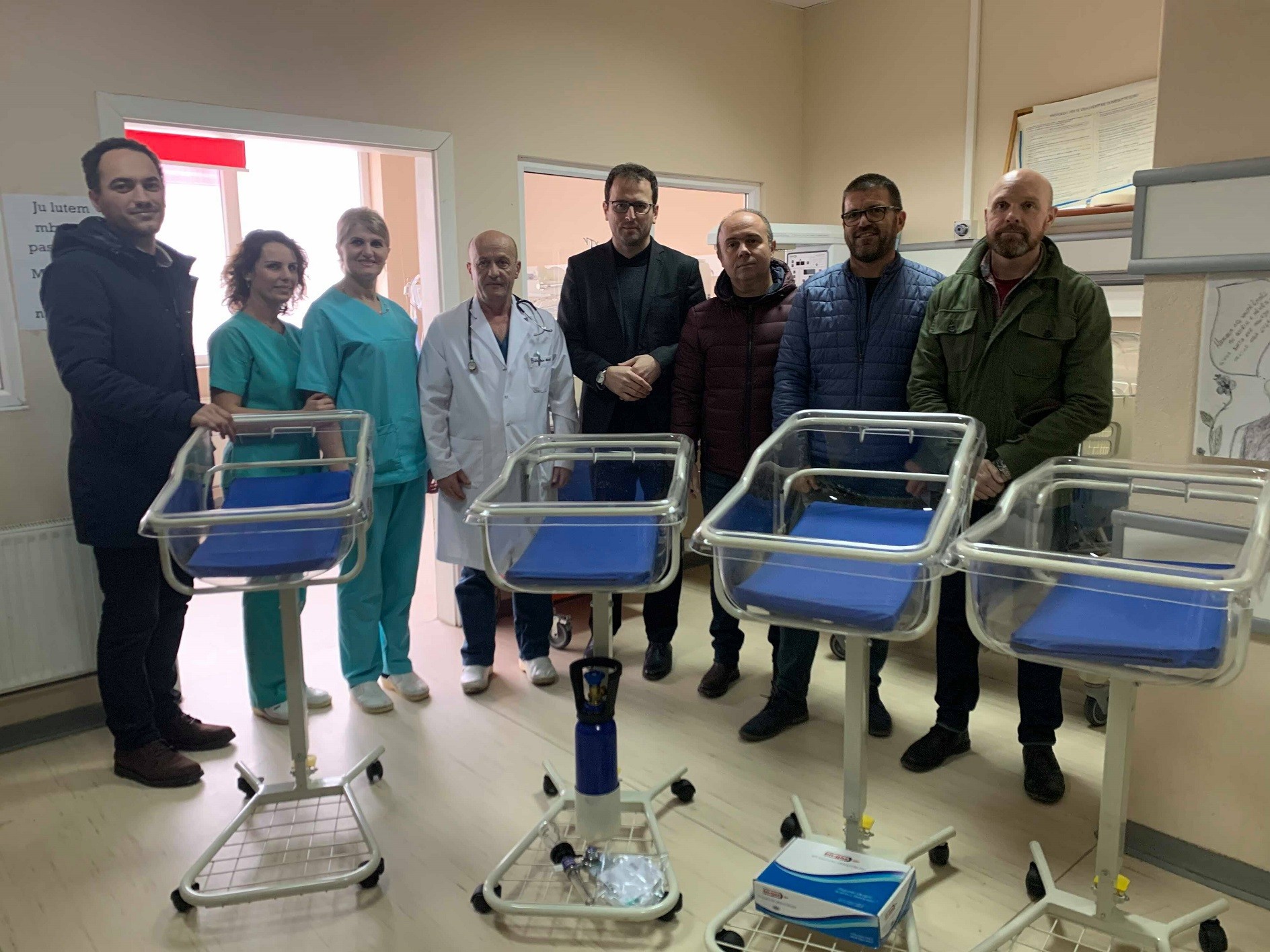 Klinika e Neonatologjisë në Mitrovicë merr donacion shtretër për foshnje
