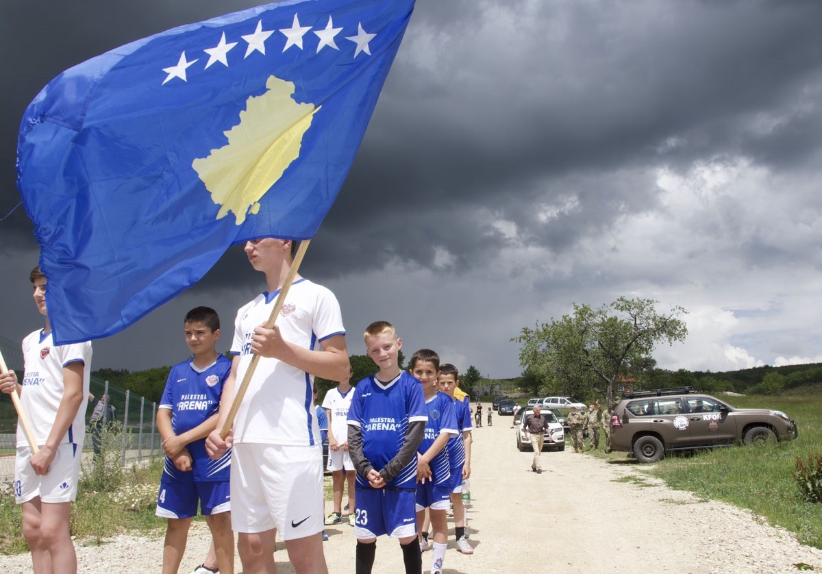 KFOR-i ndihmon në inaugurimin e fushës së futbollit