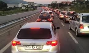 Fluks i jashtëzakonshëm në Morinë, policia shton sportelet