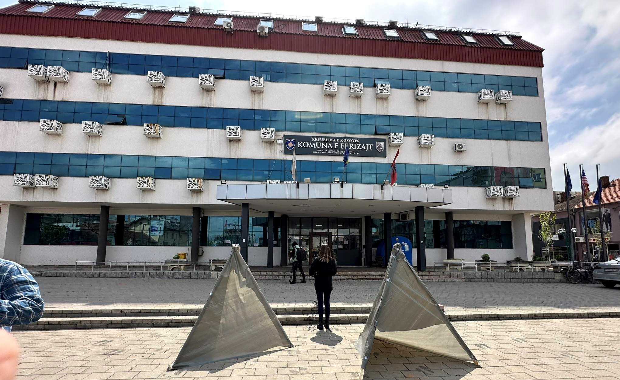 Banorët e Ferizajit performojnë lidhur me problemin e lejeve të ndërtimit