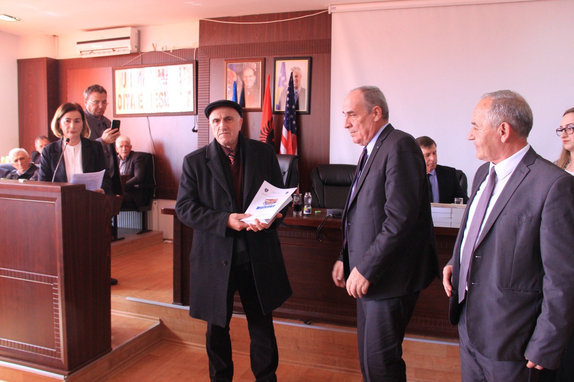 Komuna e Istogut  ndan mirënjohje për ish punëtorët e arsimit