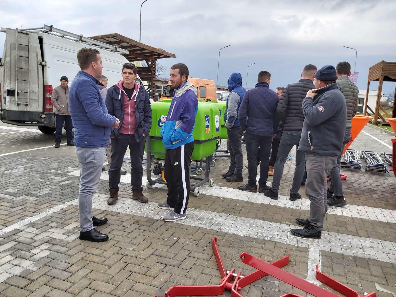Komuna e Rahovecit shpërndanë mjete bujqësore për fermer