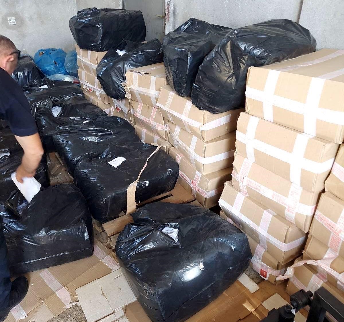 Dogana kap mbi 1 ton duhan të kontrabanduar