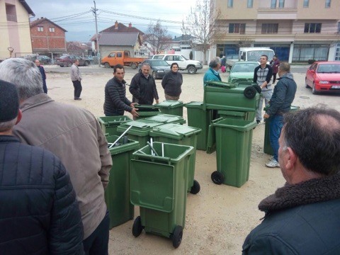Shpërndahen 170 kontejnerë në Zhabar të Ulët të Mitrovicës
