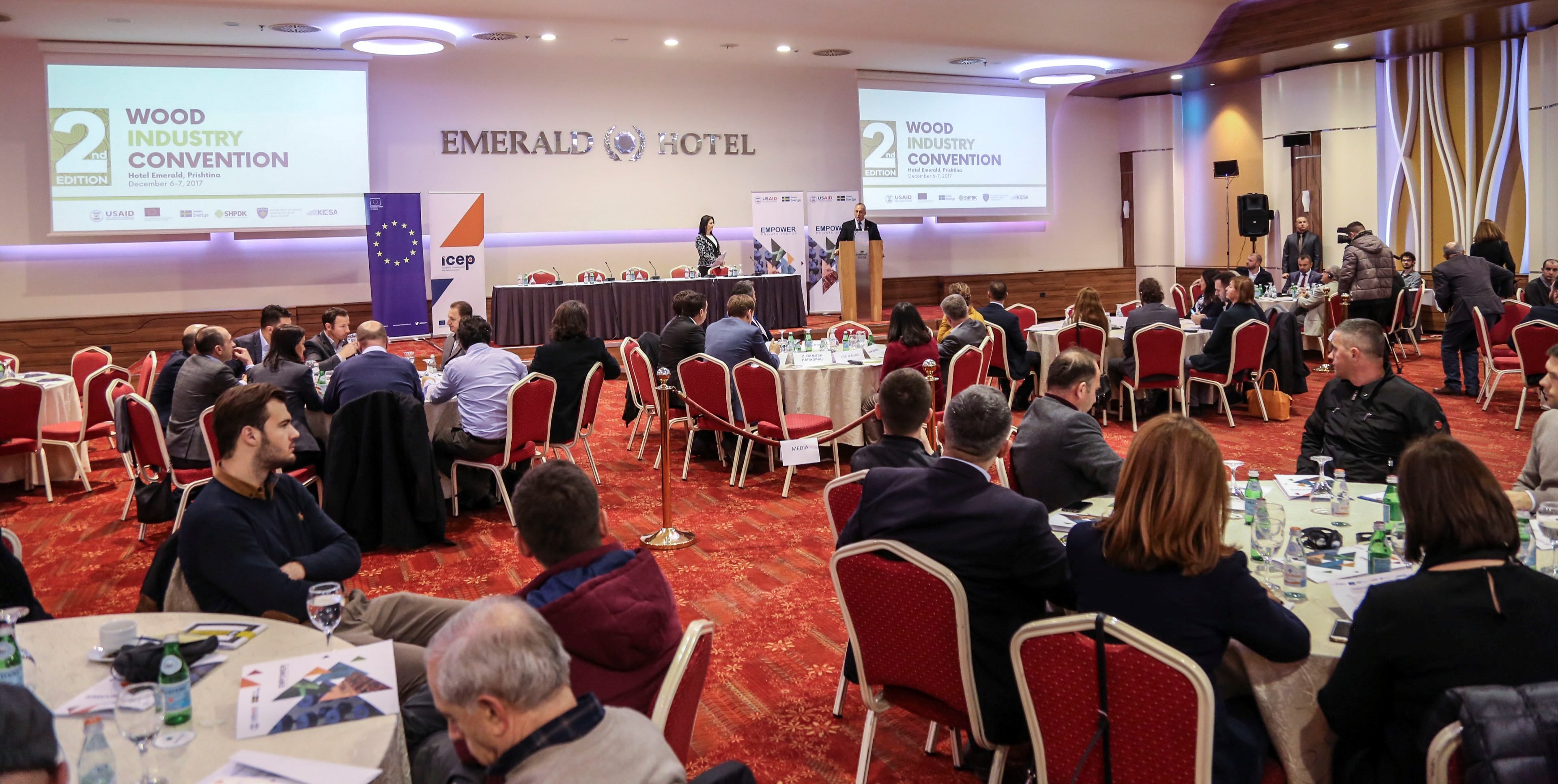 Mbahet konventa e industrisë së drurit e cila promovon fuqizimin e eksportit