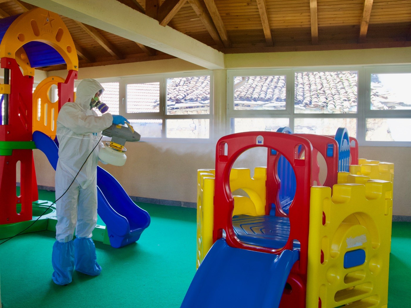 Ushtarët italian të KFOR-it sanitizojnë një kopsht të fëmijëve