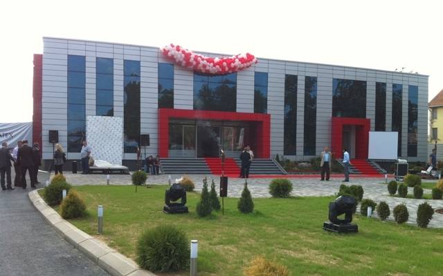 Filloi punën fabrika e parë xhinseve Kosovatex