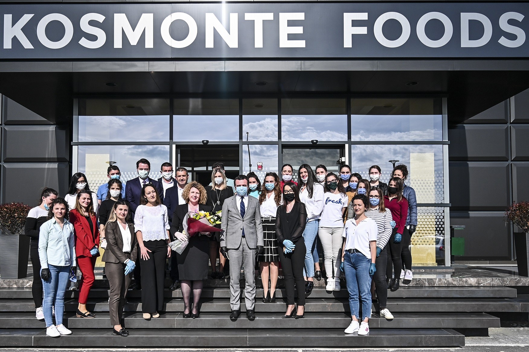 Kryeministri Kurti vizitoi kompanitë "Kosmonte Foods" dhe "Bylmeti”