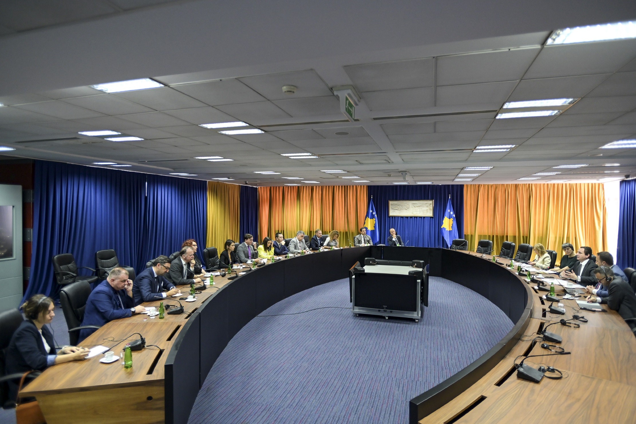 Kryeministri Kurti bashkëbisedoi me aktivistë të shoqërisë civile të Serbisë