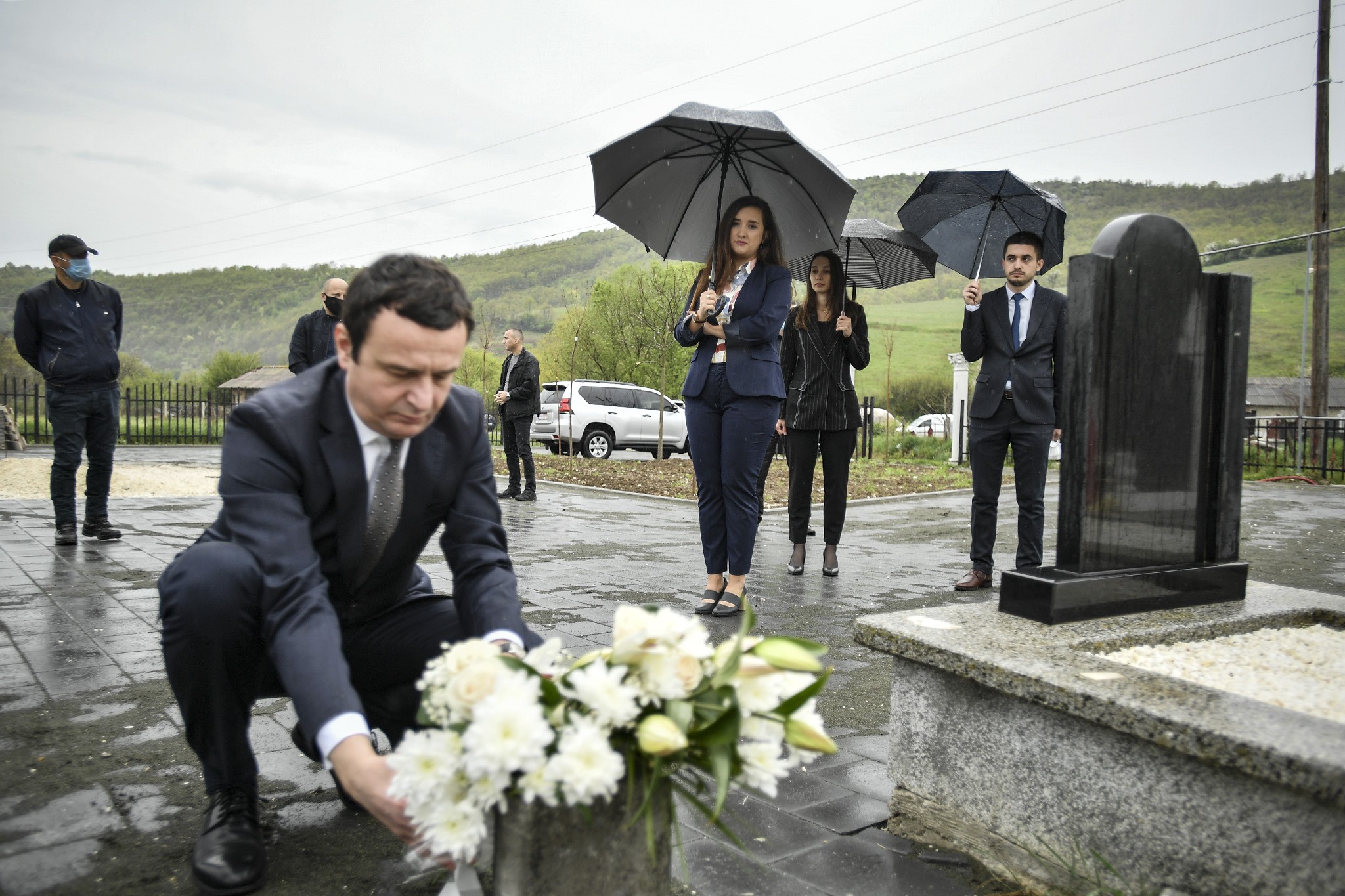Kryeministri Kurti bëri homazhe në 21- vjetorin e Masakrës së Studimes  