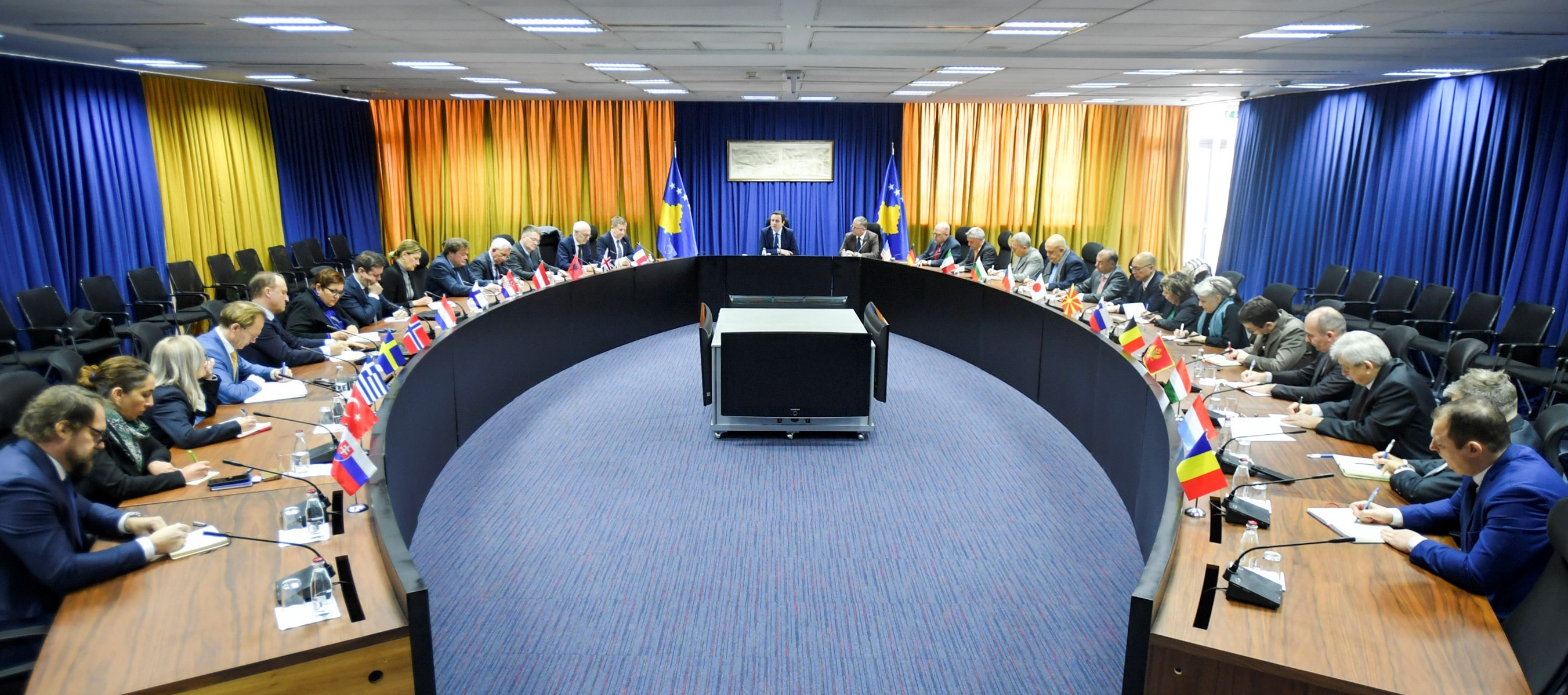 Kryeministri Kurti priti në takim ambasadorët e akredituar në Kosovë
