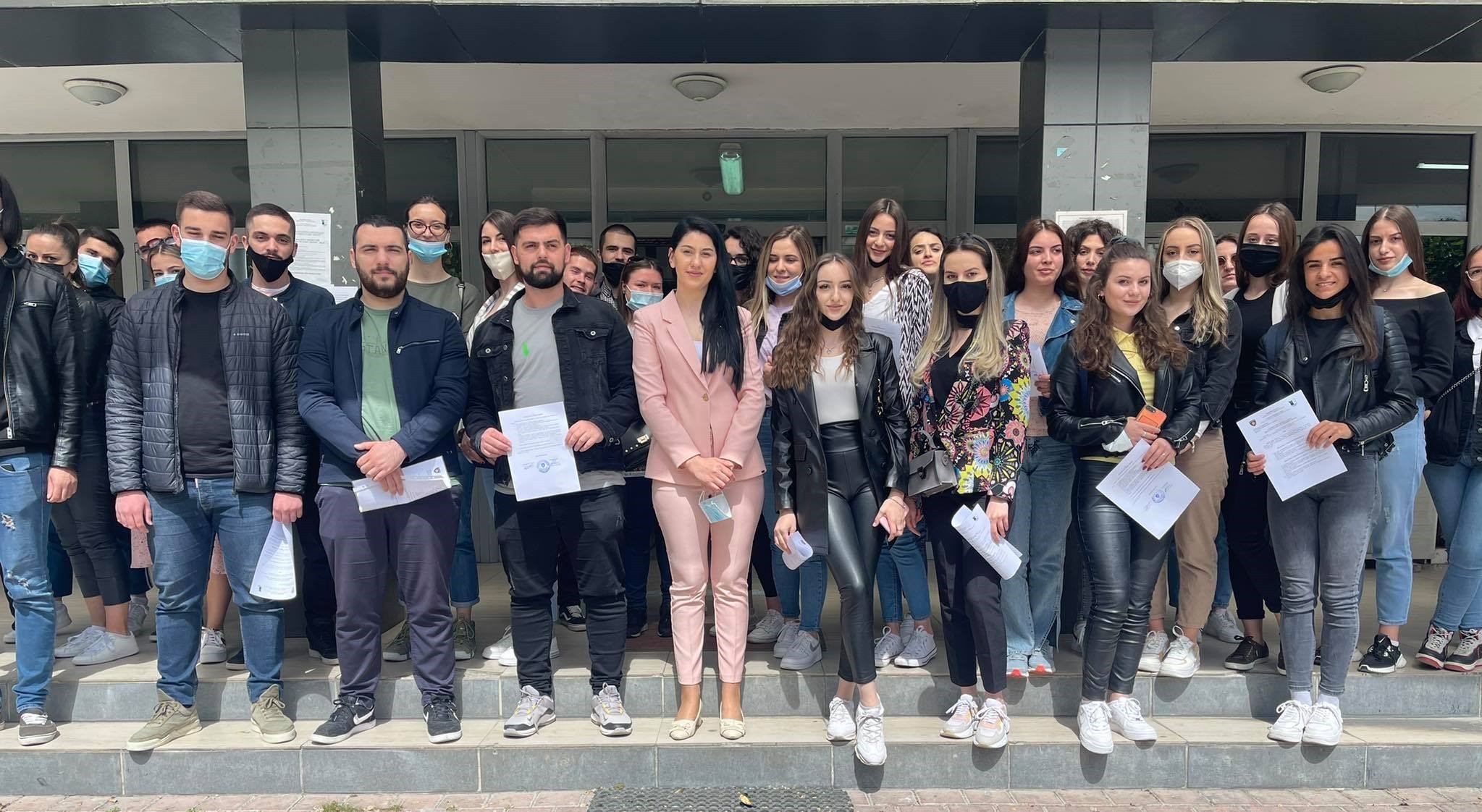 Kryetari Bahtiri nënshkroi kontratat për bursa me 44 studentë