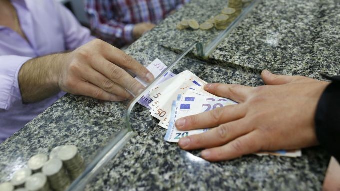 Bullgarët këmbyen qindra milion leva në euro