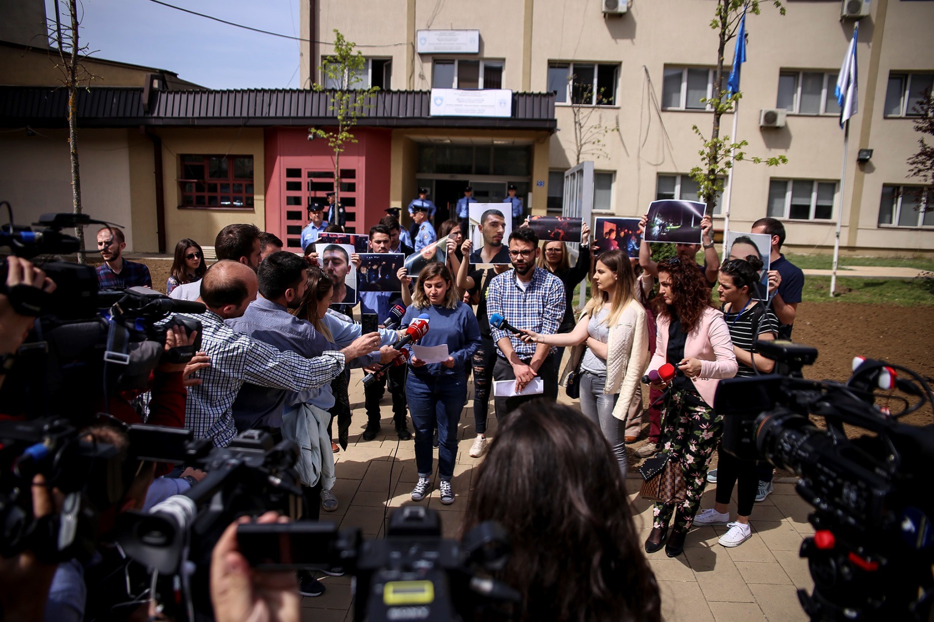 Policia e Kosovës maltreton me grushta, shkelma dhe pendrekë studentët  