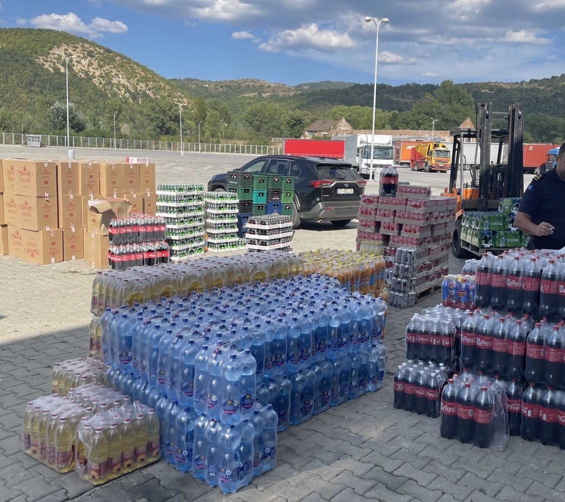 Dogana zbulon dhe konfiskon mallra kontrabandë në një depo