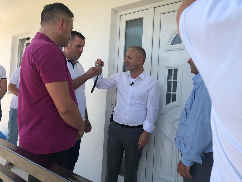 Biznesmeni Megzon Hoti ndërton shtëpi për familje me nevojë