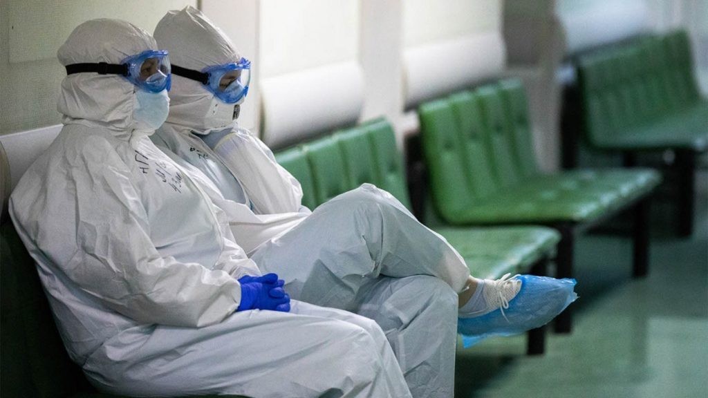 Një mjek në Rusi bie nga dritarja, e detyruan të punojë edhe pse ishte me koronavirus