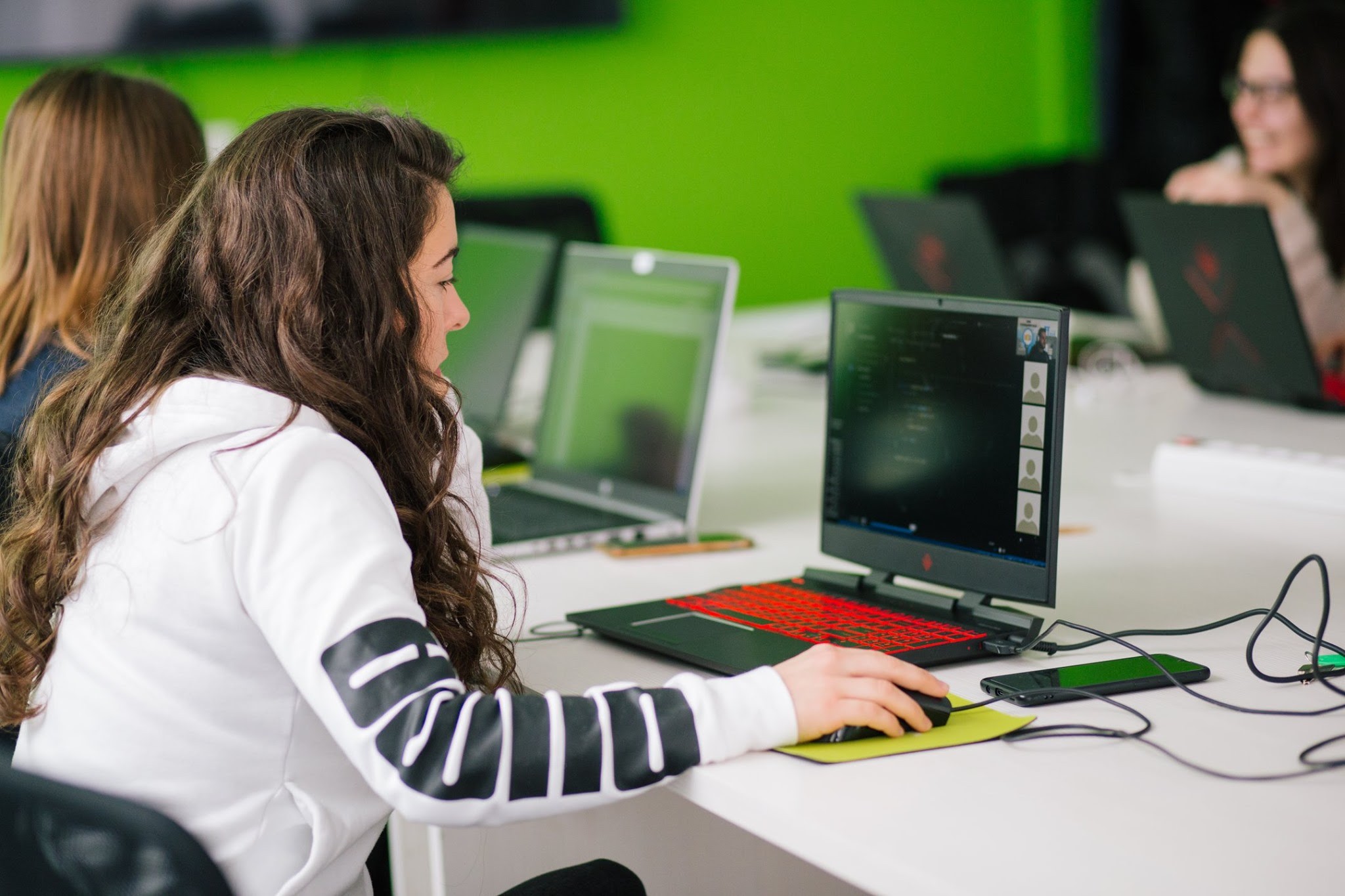 ICK dhe Coding Dojo ofrojnë bursa për mësimin e kodimit 