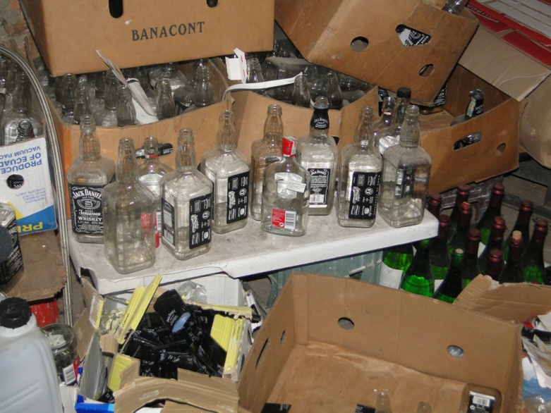 Zbulohet mini punëtori e falsifikimit të alkoolit 