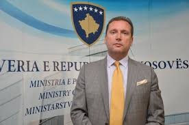 Ministri Sefaj pezullon nënshkrimin e kontratave për konkursin e IPK-së