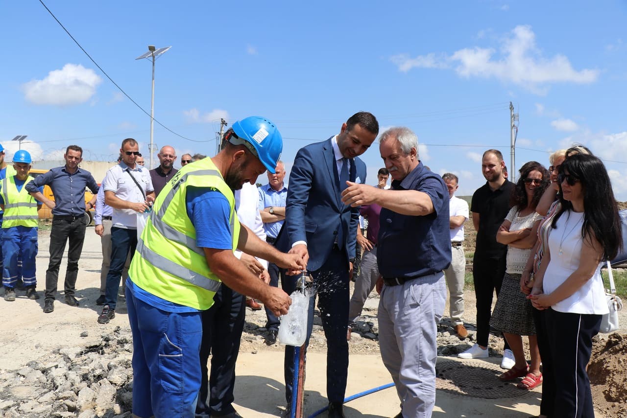 Në Fushë Kosovë inaugurohet sistemi i ujit të pijshëm