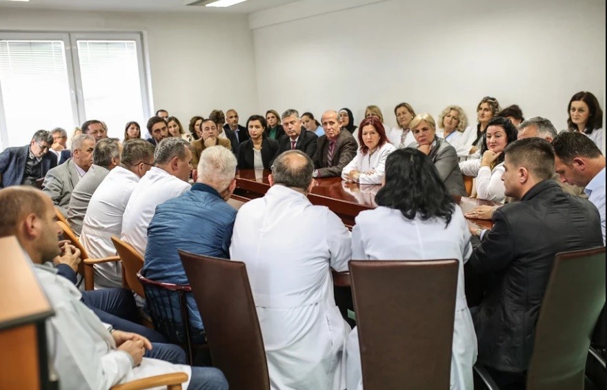 Ministri Ismaili vizitoi Spitalin e Gjilanit