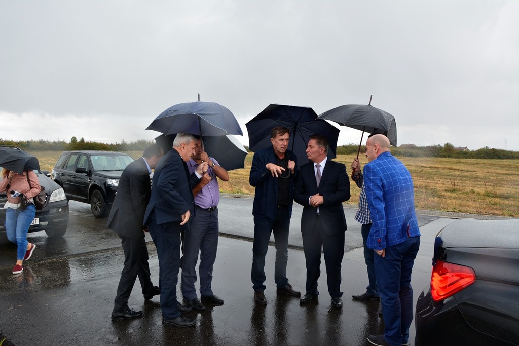 Ministri Lekaj inspekton punimet në rrugën Prishtinë - Pejë