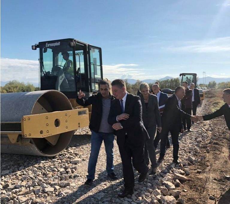 Ministri Lekaj inspektoi disa projekte rrugore në komunën Gjakovës
