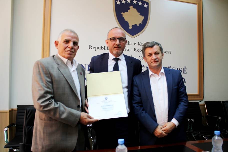Ministri Rrahmani nderon me mirënjohje kontribuesit në shëndetësi