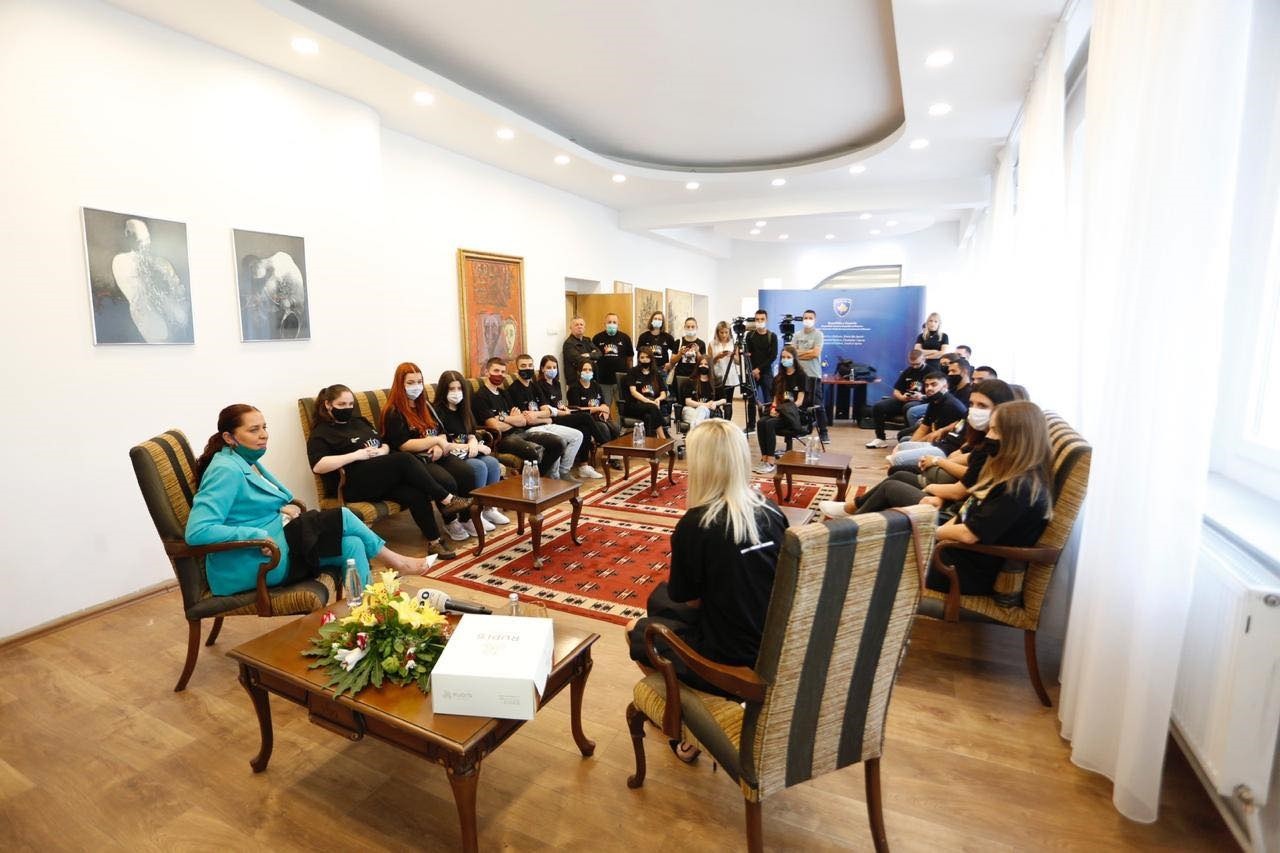 Ministrja Dumoshi viziton Muzeun me të rinj të komuniteteve të ndryshme