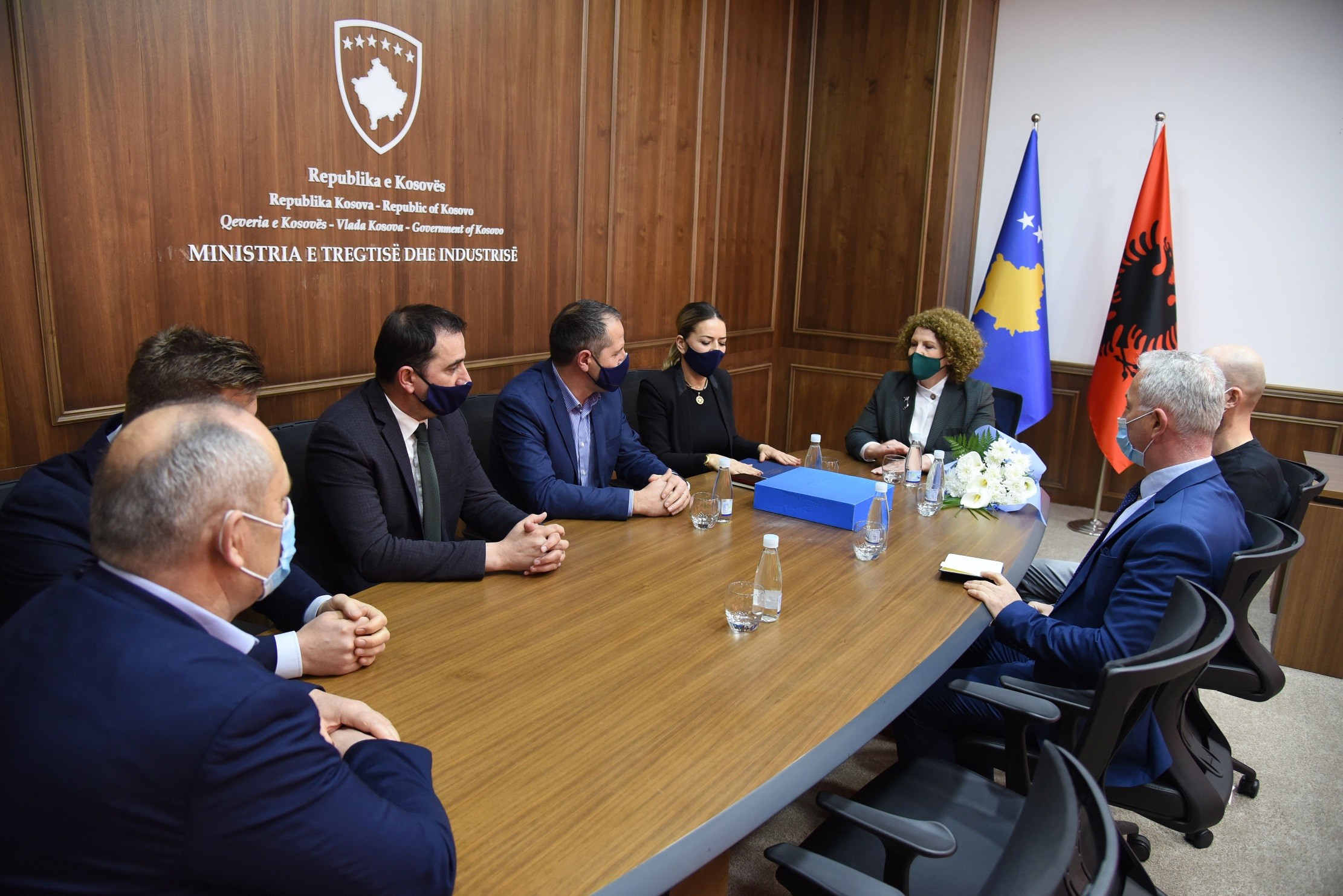 Rozeta Hajdari pranon detyrën e ministres së Industrisë dhe Tregtisë