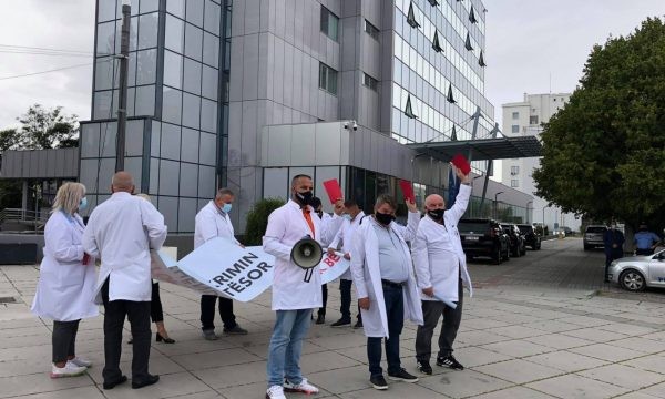 Punëtorët shëndetësor protestojnë për gjendjen e rëndë sociale