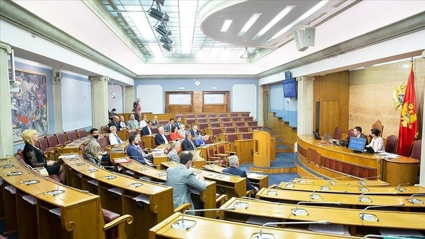 Shkarkohet ministri malazez që mohoi gjenocidin në Srebrenicë