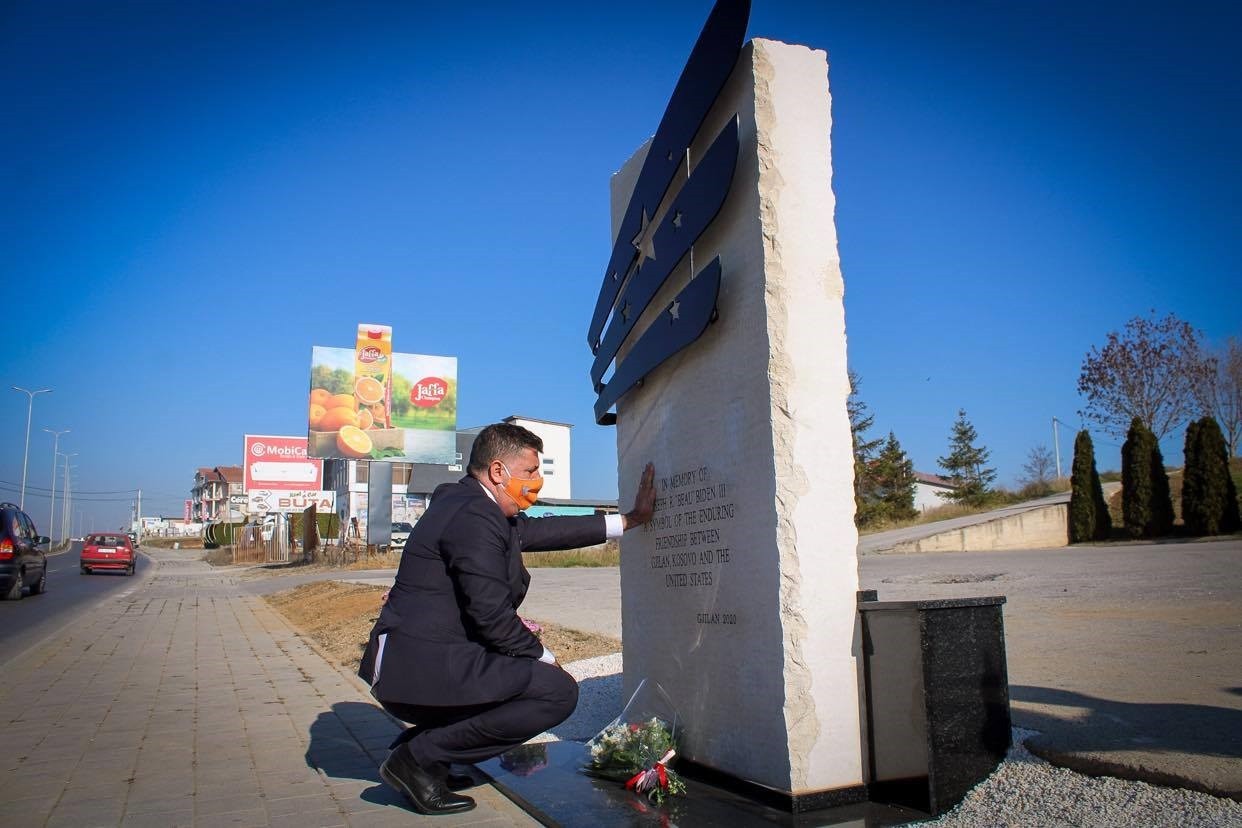 Në Gjilan vendoset monumenti i Joseph R. “Beau” Biden III