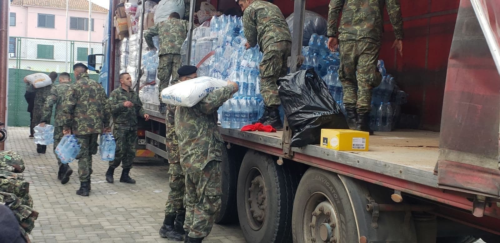 Vetëvendosje dërgon 51 tonë ndihma dhe një autoambulancë në Durrës