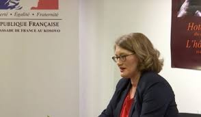 Ambasada franceze dekoron Nerimane Kamberi me Urdhrin e Palmave Akademike