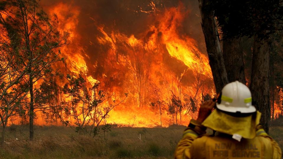 Erërat e forta dhe temperaturat e larta rrezikojnë zgjerimin e zjarrit në Australi
