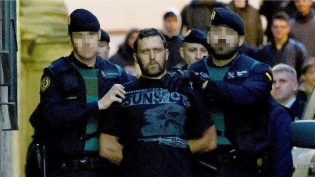 Serbi i dënuar me burgim të përjetshëm plagos 5 punonjës të burgut në Spanjë