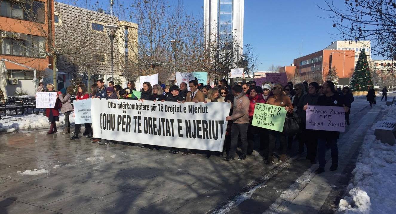 Mbahet marshi me moton “Çohu për të Drejtat e Njeriut”