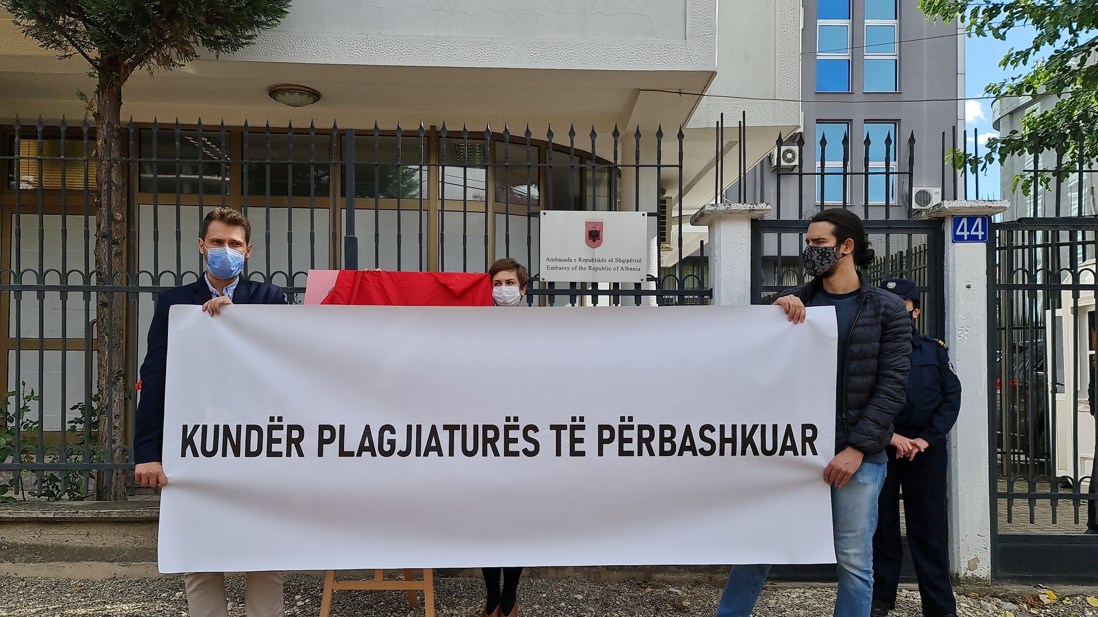 ORCA proteston kundër plagjiaturës së ministrit Likaj dhe ministres Kushi