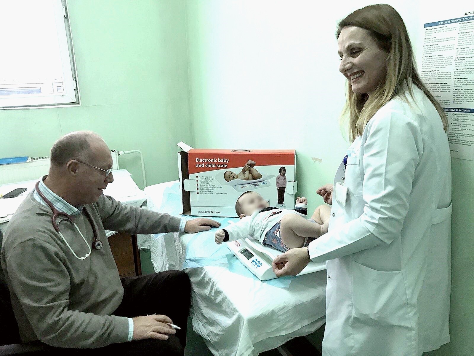 Klinika e Neonatologjisë në Mitrovicë përfiton pajisje mjekësore për foshnje