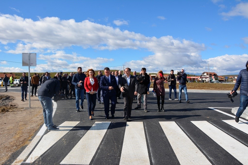Lekaj e Reshitaj përuruan segmentin e Autostradës Prishtinë - Pejë në Kijevë