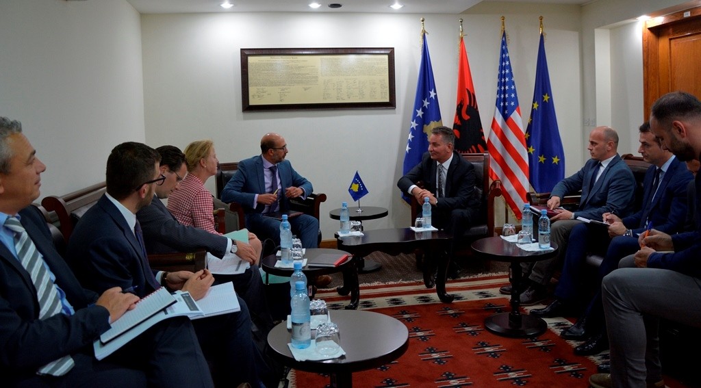 Ministri Lekaj njofton FMN-në me projektet e infrastrukturës rrugore
