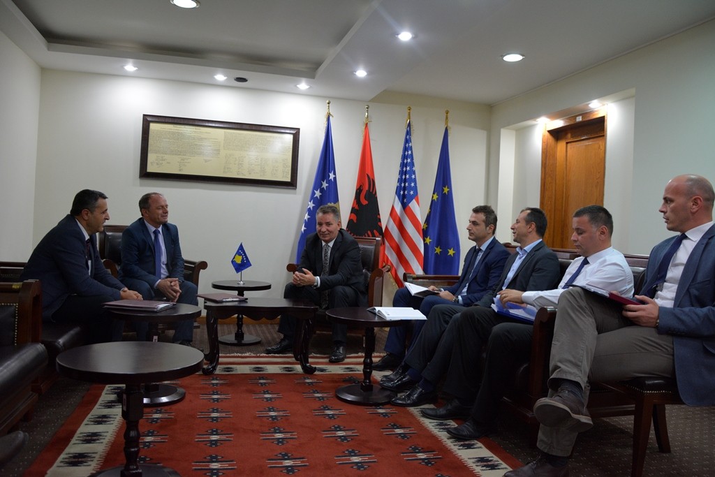 Lekaj dhe Krasniqi bisedojnë për mbrojtjen e materialeve gurore 