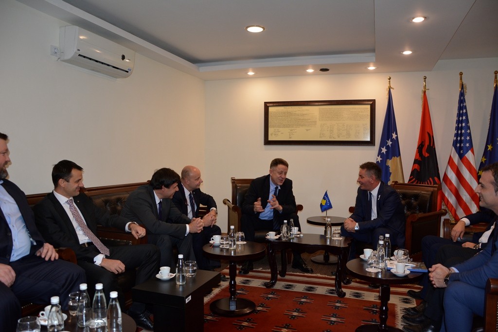 Ministri Lekaj informon investitorët Çek me projektet infrastrukturore