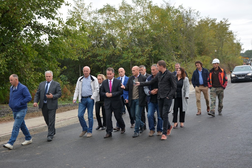 Ministri Lekaj inspektoi punimet në zgjerimin e rrugës Prishtinë-Pejë